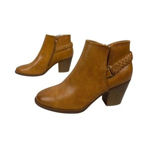 NWOT Size 6.5 BareTraps Charlotte Ankle Booties with Braided Detail in Chestnut